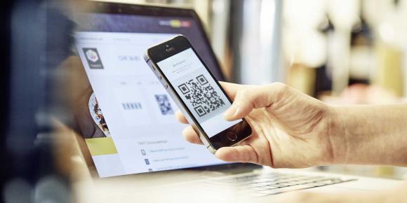 Les jeunes aiment payer avec des applis comme Twint. 